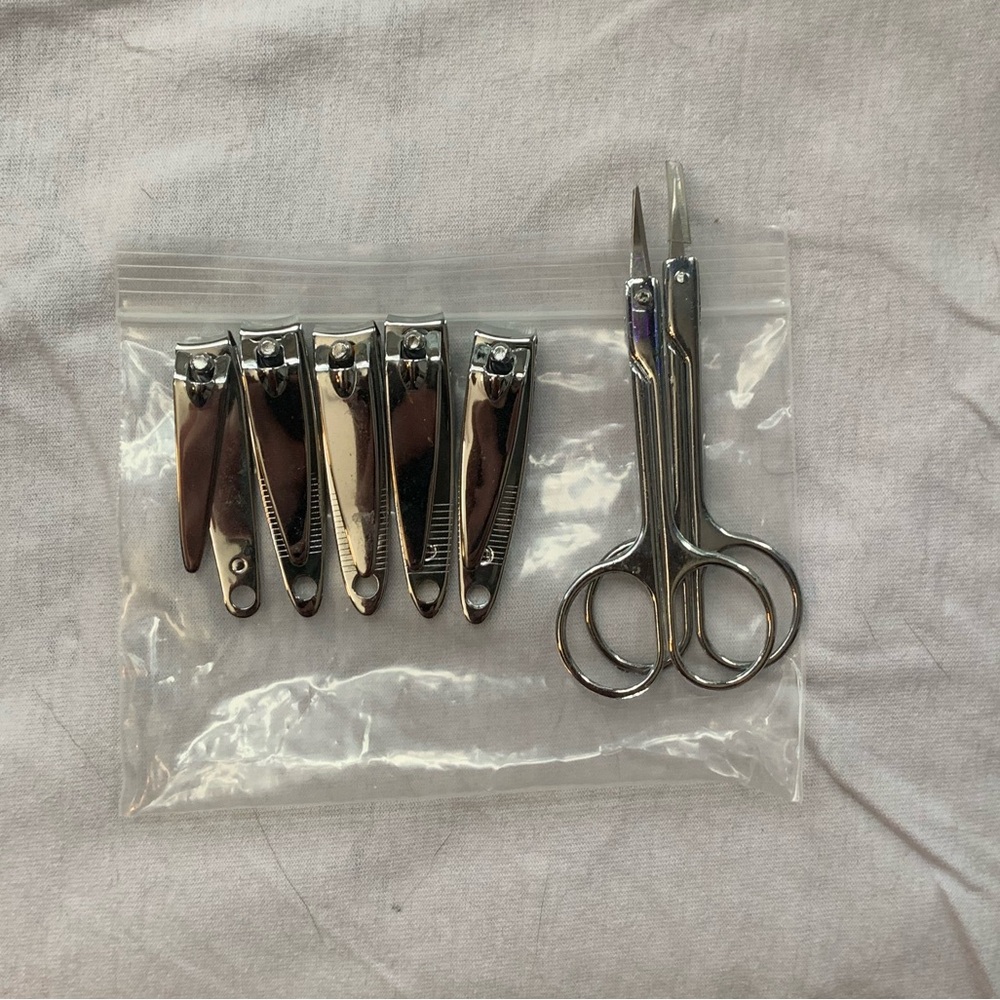 (FWP) Set of 5 mini nail clippers and 2 mini nail scissors